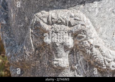 Schnitzereien auf dem Mauerwerk des antiken Knidos/Cnidos in der Türkei Stockfoto