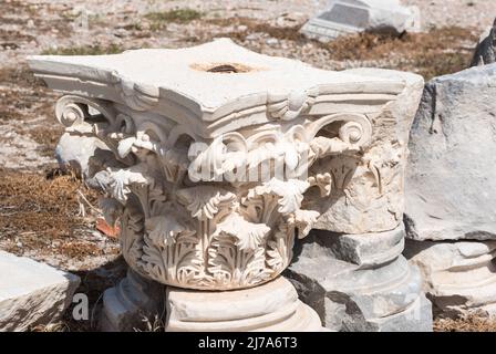 Schnitzereien auf dem Mauerwerk des antiken Knidos/Cnidos in der Türkei Stockfoto