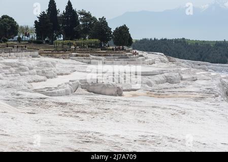 Die Travertinterrassen in Pamukkale in der Türkei. Die ikonischen Pools sind jetzt aufgrund von Änderungen am Wasserlauf leer. Stockfoto