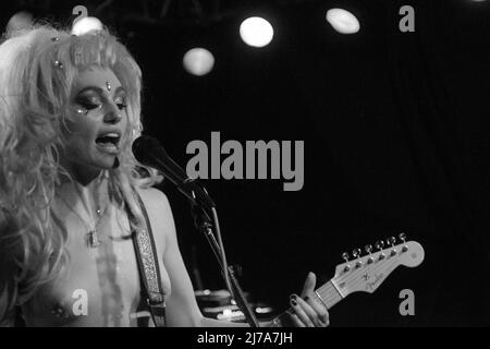 Noemie Mie Debray (Gitarre, Gesang) von den Soap Girls während der Dont Give A Damn Tour 2022 im Feierwerk, München. Sven Beyrich Stockfoto