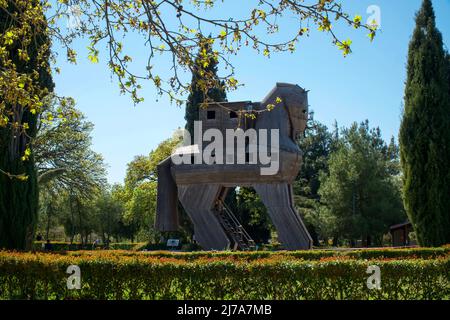 Trojanisches Pferd im offenen Museum in Canakkale, Türkei. Hölzernes Pferd Trojan ein symbolisches Gebäude der antiken Stadt Troja, Seitenansicht einer Statue Stockfoto