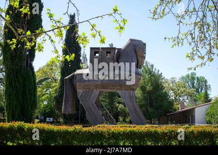 Riesiges trojanisches Holzpferd im Freilichtmuseum in Canakkale, Türkei. Pferd Troyan symbolisches Gebäude der antiken Stadt Troja (Truva) Stockfoto