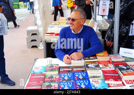 Eskisehir, Türkei. 07.. Mai 2022. Eskisehir, Türkei, türkischer Schriftsteller Saygi Ozturk ist auf der Yunusemre Buchmesse Eskisehir Türkei Credit: Del Calle/Alamy Live News Stockfoto