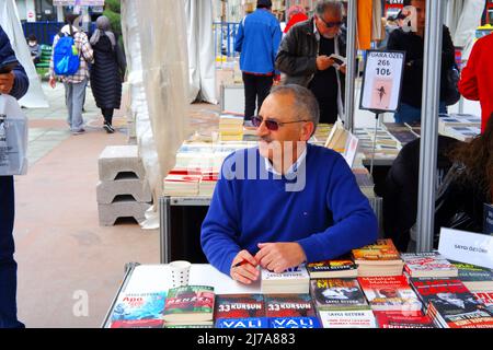 Eskisehir, Türkei. 07.. Mai 2022. Eskisehir, Türkei, türkischer Schriftsteller Saygi Ozturk ist auf der Yunusemre Buchmesse Eskisehir Türkei Credit: Del Calle/Alamy Live News Stockfoto