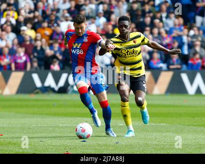 LONDON, Vereinigtes Königreich, MAI 07:Joel ward von L-R Crystal Palace hält Ismaila Sarr von Watford während der Premier League zwischen Crystal Palace und Watford im Selhurst Park Stadium, London am 07.. Mai 2022 Credit: Action Foto Sport/Alamy Live News Stockfoto