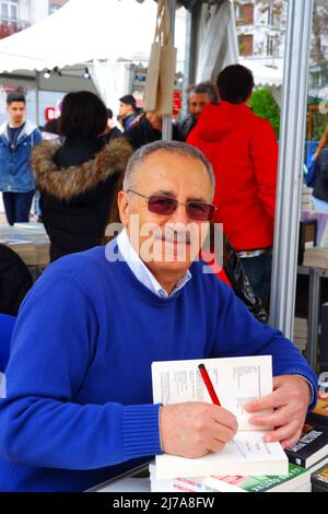 Eskisehir, Türkei. 07.. Mai 2022. Eskisehir, Türkei, türkischer Schriftsteller Saygi Ozturk ist auf der Yunusemre Buchmesse Eskisehir Türkei Credit: Del Calle/Alamy Live News Stockfoto