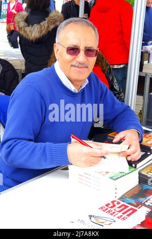 Eskisehir, Türkei. 07.. Mai 2022. Eskisehir, Türkei, türkischer Schriftsteller Saygi Ozturk ist auf der Yunusemre Buchmesse Eskisehir Türkei Credit: Del Calle/Alamy Live News Stockfoto