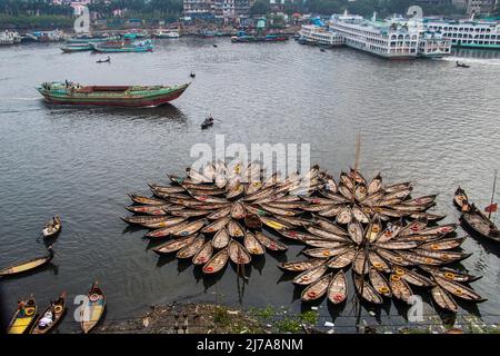 Traditionelle architektonische hölzerne Bootstation am Flussufer Bild aufgenommen am 24. April 2022, aus Dhaka, Bangladesch, Südasien Stockfoto