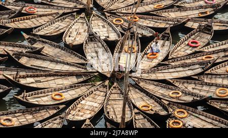 Traditionelle architektonische hölzerne Bootstation am Flussufer Bild aufgenommen am 24. April 2022, aus Dhaka, Bangladesch, Südasien Stockfoto