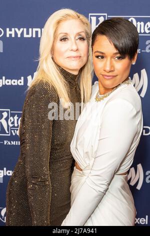 New York, NY - 6. Mai 2022: Judith Light Wearing Dress von Sergio Hudson und Ariana DeBose Wearing Dress von Jason Wu nehmen an den jährlichen GLAAD Media Awards 33. im Hilton Midtown Teil Stockfoto