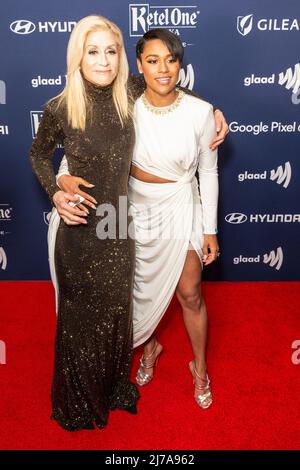 New York, NY - 6. Mai 2022: Judith Light Wearing Dress von Sergio Hudson und Ariana DeBose Wearing Dress von Jason Wu nehmen an den jährlichen GLAAD Media Awards 33. im Hilton Midtown Teil Stockfoto