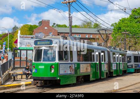 Boston Metro MBTA Kinki Sharyo Typ 7 Zug am Boston College Terminal Station in Brighton, Stadt Boston, Massachusetts, USA. Stockfoto