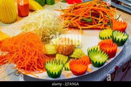 Lokale Gerichte werden auf dem Nachtmarkt vorbereitet Fischerdorf Bo Phut auf der Insel Koh Samui in Thailand. Stockfoto