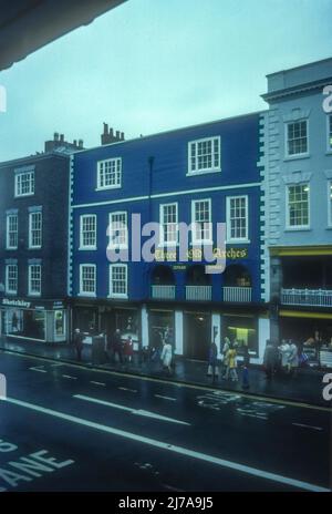 1975 Archivfoto von Three Old Arches, einem Gebäude in der 48 Bridge Street, Chester, das einen Teil der Chester-Reihen umfasst. Es ist ein denkmalgeschütztes Gebäude und es wird angenommen, dass es die früheste Ladenfront in England enthält. Stockfoto