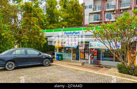 Koh Samui Thailand 26. Mai 2018 Typische bunte Straße mit Märkten Geschäfte Restaurants Gebäude Autos und Menschen in Bo Phut auf Koh Samui Insel i Stockfoto