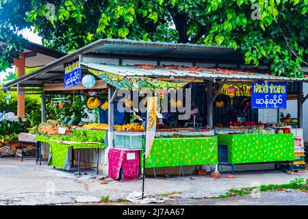 Koh Samui Thailand 26. Mai 2018 Typische bunte Straße mit Märkten Geschäfte Restaurants Gebäude Autos und Menschen in Bo Phut auf Koh Samui Insel i Stockfoto