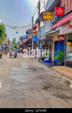 Koh Samui Thailand 25. Mai 2018 Typische bunte Straße mit Märkten Geschäfte Restaurants Gebäude Autos und Menschen in Bo Phut auf Koh Samui Insel i Stockfoto