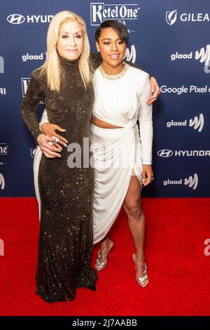 Judith Light Wearing Dress von Sergio Hudson und Ariana DeBose Wearing Dress von Jason Wu nehmen am 6. Mai 2022 an den jährlichen GLAAD Media Awards 33. im Hilton Midtown in New York Teil. Die GLAAD Media Awards würdigen Medien für faire, genaue und inklusiv dargestellte Darstellungen von LGBTQ-Personen und -Themen. (Foto von Lev Radin/Sipa USA) Stockfoto