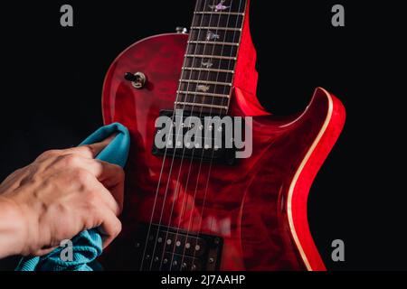 Der rote E-Gitarren-Korpus ist von Hand poliert Stockfoto