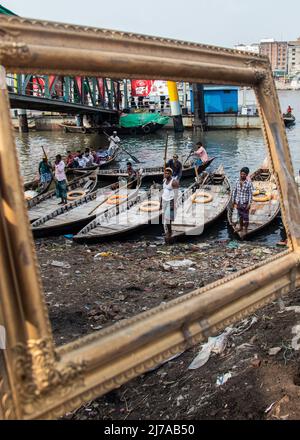 Traditionelle architektonische hölzerne Bootstation am Flussufer Bild aufgenommen am 24. April 2022, aus Dhaka, Bangladesch, Südasien Stockfoto