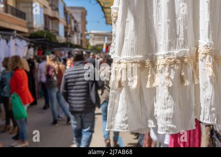 Nahaufnahme eines weißen Kleides auf dem wöchentlichen Flohmarkt in der mallorquinischen Stadt Felanitx, Spanien Stockfoto