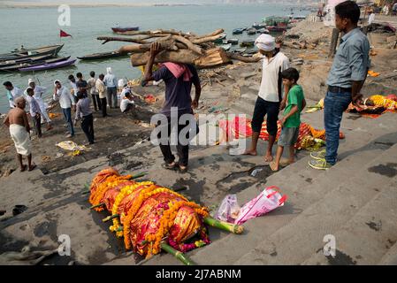 Eine Leiche lügt, um in Manikarnika Ghat in Varanasi eingeäschert zu werden. Es ist ein traditioneller heiliger Ort an den Ufern des Flusses Ganges, um Leichen einzuäschern o Stockfoto