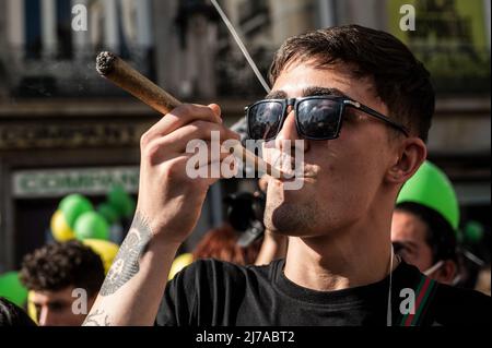 Madrid, Spanien. 07.. Mai 2022. Während des globalen Marsches von Marihuana wird ein Mann gesehen, der ein großes Joint raucht. Tausende von Menschen marschieren durch das Stadtzentrum, um ein Gesetz zur Legalisierung von Cannabis zu fordern. Der Global Marijuana March findet jedes Jahr am ersten Samstag im Mai in vielen Städten auf der ganzen Welt statt. Quelle: Marcos del Mazo/Alamy Live News Stockfoto