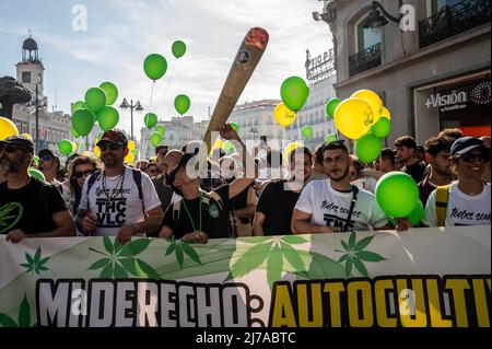 Madrid, Spanien. 07.. Mai 2022. Menschen versammelten sich auf dem Sol-Platz während des Globalen Marihuanamarsches. Tausende von Menschen marschieren durch das Stadtzentrum, um ein Gesetz zur Legalisierung von Cannabis zu fordern. Der Global Marijuana March findet jedes Jahr am ersten Samstag im Mai in vielen Städten auf der ganzen Welt statt. Quelle: Marcos del Mazo/Alamy Live News Stockfoto