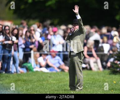 Badminton Estate, Gloucestershire, Großbritannien. 7.. Mai 2022. Mars Equestrian Badminton Horse Trials, Tag 4; ein Marshall pfeift, um die Zuschauer vor einem herannahenden Pferd zu warnen Credit: Action Plus Sports/Alamy Live News Stockfoto