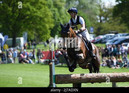 7.. Mai 2022, Badminton Estate, Gloucestershire, England; Mars Equestrian Badminton Horse Trials, Tag 4; Tom McEwen auf TOLEDO DE KERSER beim Langlauftest am vierten Tag der 2022 Badminton Horse Trials Stockfoto