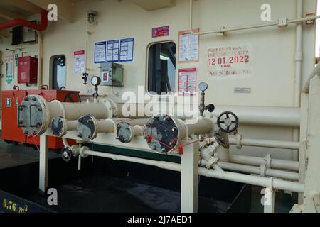 Bunkerstation mit Rohrleitungen und Krümmern, die mit Flanschen verblindet sind, die für die Lieferung von Diesel- oder Schwerkraftstoff an Kraftstofftanks im Schiff bereit sind. Stockfoto