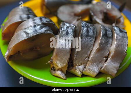 Eingelegte Heringe . Leicht gesalzener Fisch auf dem Teller Stockfoto