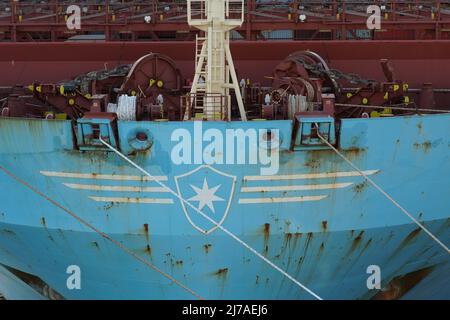 Nahansicht auf Bug mit weißem Sternlogo und Vorfestungsstation des riesigen voll beladenen Containerschiffes der Firma Maersk. Stockfoto