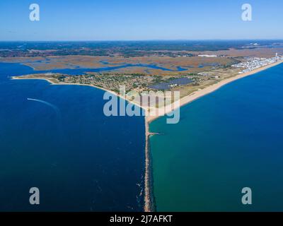 Wellenbrecher zwischen dem Merrimack River auf der linken Seite und dem Atlantischen Ozean auf der rechten Seite an der Flussmündung, Stadt Salisbury, Massachusetts MA, USA. Stockfoto