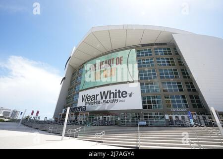 Die FTX Arena mit „Wear White. White Hot Playoffs 2022' Banner wird am Montag, 2. Mai 2022, in Miami gesehen. Die Arena, früher bekannt als die America Airli Stockfoto