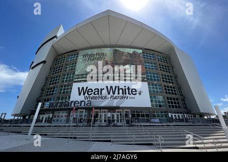 Die FTX Arena mit „Wear White. White Hot Playoffs 2022' Banner wird am Montag, 2. Mai 2022, in Miami gesehen. Die Arena, früher bekannt als die America Airli Stockfoto