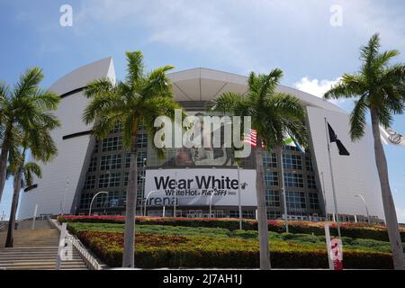Die FTX Arena mit „Wear White. White Hot Playoffs 2022' Banner und Bild von Miami Heat Guard Gabe Vincent wird am Montag, 2. Mai 2022, in Miami gesehen. Stockfoto