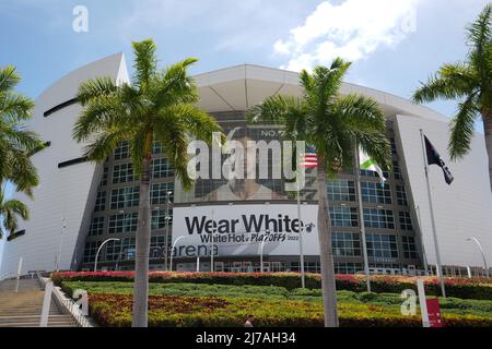Die FTX Arena mit „Wear White. White Hot Playoffs 2022' Banner und Bild von Miami Heat Center Omer Yurtseven (7) wird am Montag, 2. Mai 2022, in Mia gesehen Stockfoto