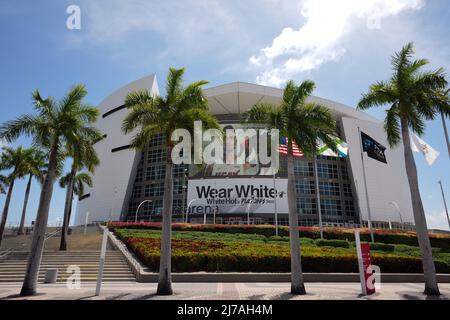 Die FTX Arena mit „Wear White. White Hot Playoffs 2022' Banner und Bild von Miami Heat Center Omer Yurtseven (7) wird am Montag, 2. Mai 2022, in Mia gesehen Stockfoto