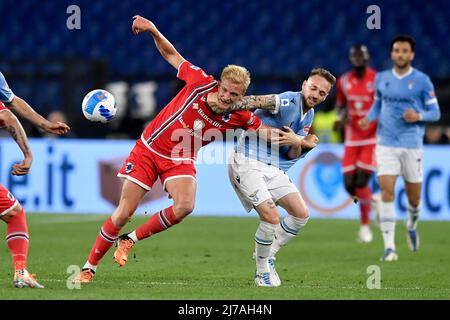 Morten Thorsby von der UC Sampdoria und Manuel Lazzari von der SS Lazio kämpfen während des Fußballspiels der Serie A zwischen der SS Lazio und der Sampdoria UC im Olimpico-Stadion in Rom (Italien) am 7.. Mai 2022 um den Ball. Foto Antonietta Baldassarre / Insidefoto Stockfoto