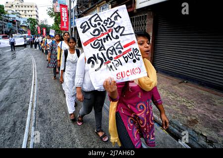 Aktivisten des Social Unity Center of India (SUCI) rufen Slogans auf, während sie Plakate halten, während sie gegen die Zentralregierung protestieren, die die Preiserhöhung für inländische Flüssiggas-Gasflaschen (LPG) in Kalkata anpreist. Die Preiserhöhung der Kochgasflasche hat in Indien 1026 Rs erreicht und wirkt sich auf das wirtschaftliche Leben der Bürger aus. Stockfoto