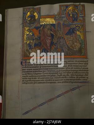 Apokalypse. Mit Kommentar von Berengaudus von Ferrière (840-892) und Haimo Autissiodorensis (Haimo von Auxerre) (tot ca. L 865, S. London, Winchester oder Salisbury (England), c. 1265-1275. Illuminatoren: Kollaborierende Künstler aus einem englischen Workshop. Manuskript auf Pergament. Fol. 68V. Miniatur, die die drei Verdammnis des Teufels zeigt: Den Fall der rebellischen Engel, das erschütternde der Hölle und Satan wird in die ewige Qual der Hölle geworfen. Calouste Gulbenkian Museum. Lissabon, Portugal. Stockfoto