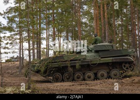 Niinisalo, Finnland. 05. Mai 2022. Ein finnischer Soldat hält während simulierter Kampfübungen Arrow 22 auf dem Niinisalo Training Area, 5. Mai 2022 in Niinisalo, Finnland, Position auf seinem finnischen BMP-2MD-Infanterie-Kampfflugzeug. Die jährliche finnische Militärübung umfasste die Vereinigten Staaten, Estland, Lativia und das Vereinigte Königreich. Kredit: Spc. Elizabeth MacPherson/U.S. Army/Alamy Live News Stockfoto