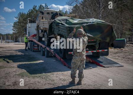 Adazi, Lettland. 04. Mai 2022. Ein Soldat der US-Armee mit der RSG 510. hilft beim Entladen schwerer Ausrüstung, um eine gemeinsame Trainingsübung der Defender-Europe 22 NATO auf der Militärbasis Adazi am 4. Mai 2022 in Adazi, Lettland, zu unterstützen. Die Übung ist Teil der NATO-Kampfgruppe mit verstärkter Vorwärtspräsenz nach der russischen Invasion in der Ukraine. Quelle: Patrick Loch/U.S. Army/Alamy Live News Stockfoto