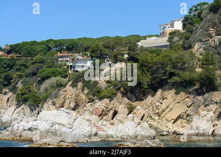 Blick vom Meerwasser in Richtung Wohnlage auf AV. Mediterrani Straße auf Küstenklippe in Tortuga Lage in der Nähe von Lloret de Mar Stadt über Cala Gra Stockfoto