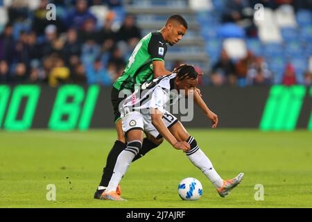 Ruan Tressoldi aus dem US-AMERIKANER SASSUOLO tritt am 7. Mai 2022 in Reggio Emilia, Italien, im Serie-A-Spiel zwischen US-Amerikaner Sassuolo und Udinese Calcio im Mapei Stadium-Citta del Tricolore um den Ball mit Iyenoma Udogie aus DEM UDINESE CALCIO an. Stockfoto