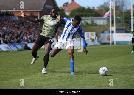 HARTLEPOOL, GROSSBRITANNIEN. MAI 7. John Akinde von Colchester United und Timi Odusina Hartlepool UTD in Aktion während des Sky Bet League 2-Spiels zwischen Hartlepool United und Colchester United am Samstag, den 7.. Mai 2022 im Victoria Park, Hartlepool. (Kredit: Harry Cook | MI News) Kredit: MI Nachrichten & Sport /Alamy Live News Stockfoto