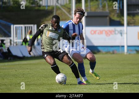 HARTLEPOOL, GROSSBRITANNIEN. MAI 7. Reagan Ogle Hartlepool UTD setzt sich am Samstag, dem 7.. Mai 2022, im Sky Bet League 2-Spiel zwischen Hartlepool United und Colchester United im Victoria Park, Hartlepool gegen Junior Tchamadaeu von Colchester United durch. (Kredit: Harry Cook | MI News) Kredit: MI Nachrichten & Sport /Alamy Live News Stockfoto