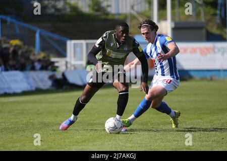 HARTLEPOOL, GROSSBRITANNIEN. MAI 7. Reagan Ogle Hartlepool UTD setzt sich am Samstag, dem 7.. Mai 2022, im Sky Bet League 2-Spiel zwischen Hartlepool United und Colchester United im Victoria Park, Hartlepool gegen Junior Tchamadaeu von Colchester United durch. (Kredit: Harry Cook | MI News) Kredit: MI Nachrichten & Sport /Alamy Live News Stockfoto