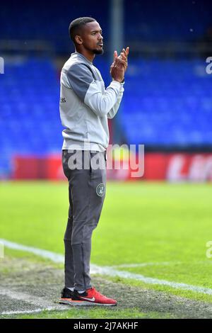 OLDHAM, GROSSBRITANNIEN. MAI 7. Lewis Young (Interim Manager) des Crawley Town Football Club während des Spiels der Sky Bet League 2 zwischen Oldham Athletic und Crawley Town im Boundary Park, Oldham, am Samstag, den 7.. Mai 2022. (Kredit: Eddie Garvey | MI Nachrichten) Kredit: MI Nachrichten & Sport /Alamy Live Nachrichten Stockfoto